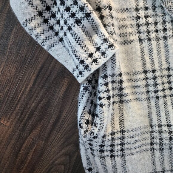 2BELLA Fuzzy Midi Length White & Black Plaid Cardigan Sweater w/ Pockets SIZE S - Picture 6 of 12
